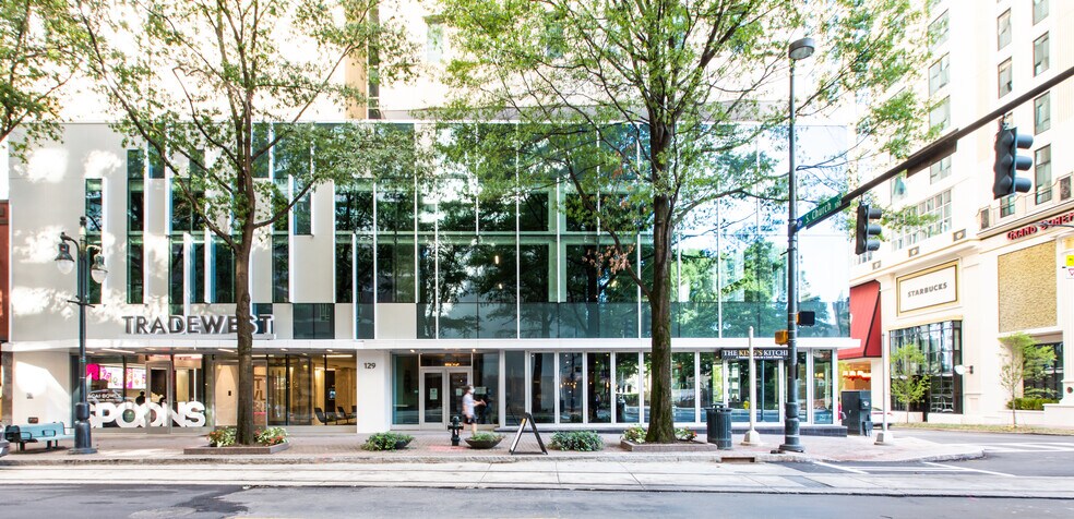129 W Trade St, Charlotte, NC à louer - Photo du bâtiment - Image 3 de 9