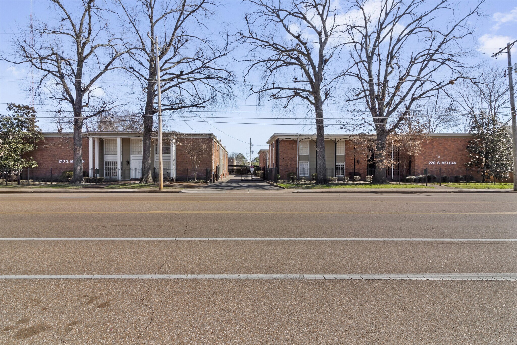 McLean Condos Package-7 out of 24 units portefeuille de 2 propriétés à vendre sur LoopNet.ca Photo principale- Image 1 de 40