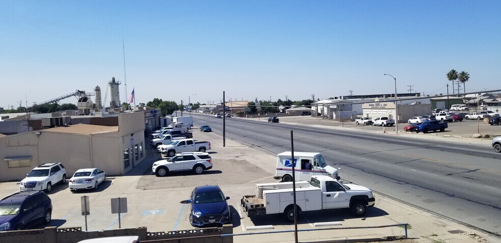 1700 S K St, Tulare, CA à louer - Photo du bâtiment - Image 3 de 23