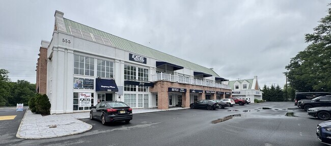 Plus de détails pour 555 Passaic Ave, West Caldwell, NJ - Bureau/Commerce de détail à louer
