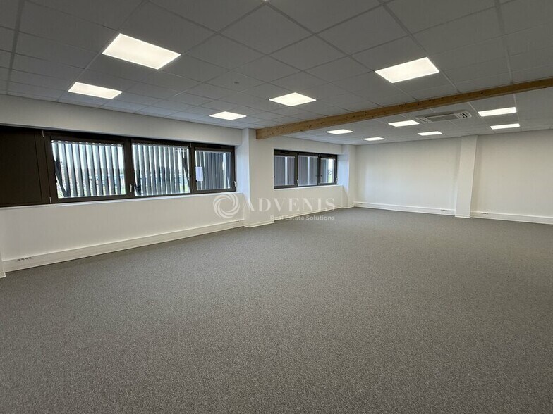 Flex in Lognes for lease - Building Photo - Image 3 of 12