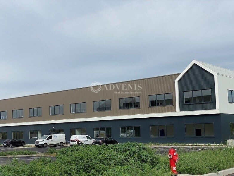 Flex in Aubergenville for sale - Building Photo - Image 2 of 12