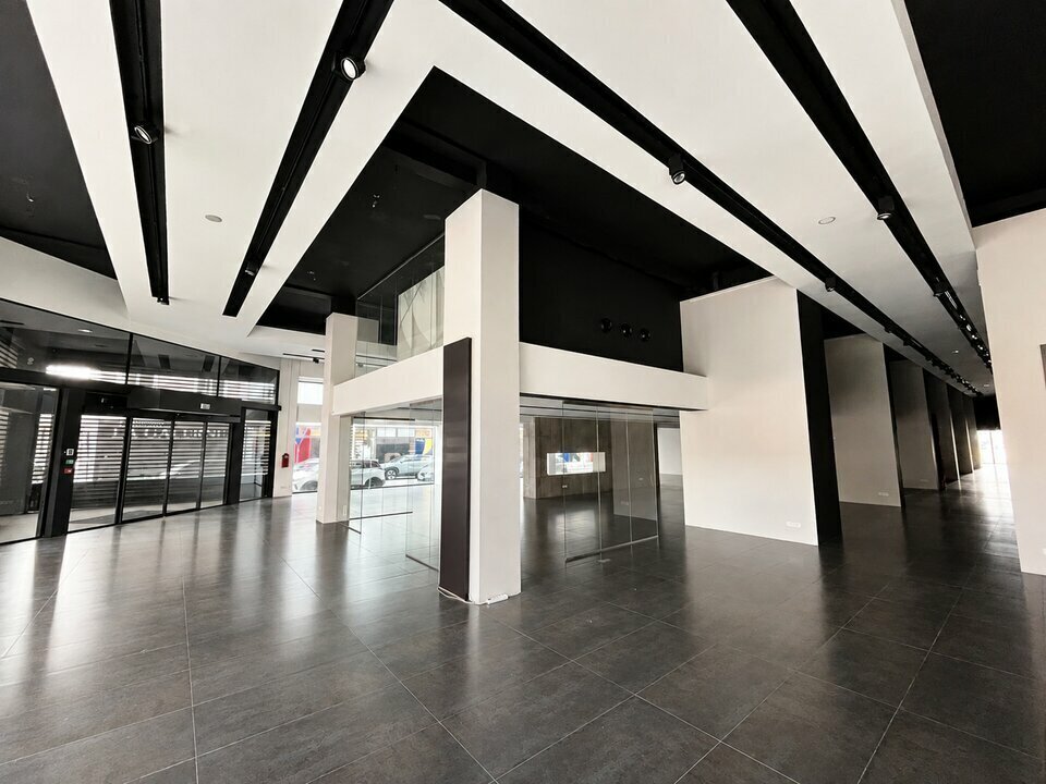 Retail in Le Havre for lease Interior Photo- Image 1 of 11