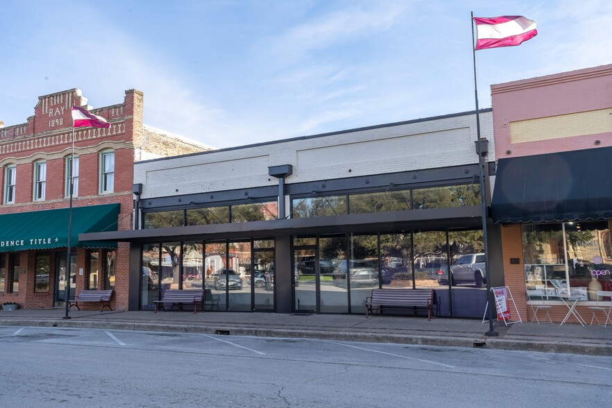 106 S Commerce St, Lockhart, TX à vendre - Photo du bâtiment - Image 1 de 1