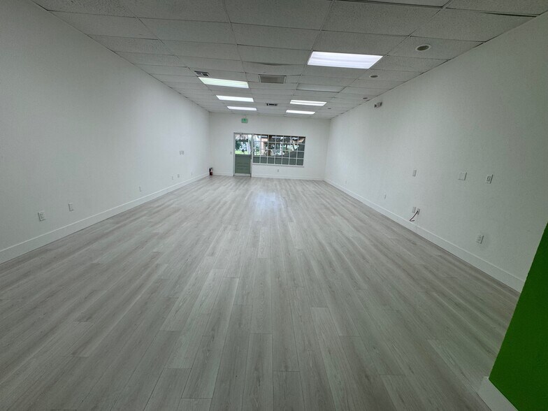 7050 Winkler Rd, Fort Myers, FL à louer - Photo du bâtiment - Image 2 de 9