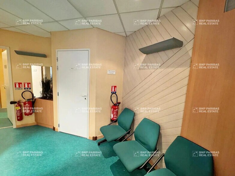 6 Rue Serret, Paris for sale - Interior Photo - Image 3 of 8