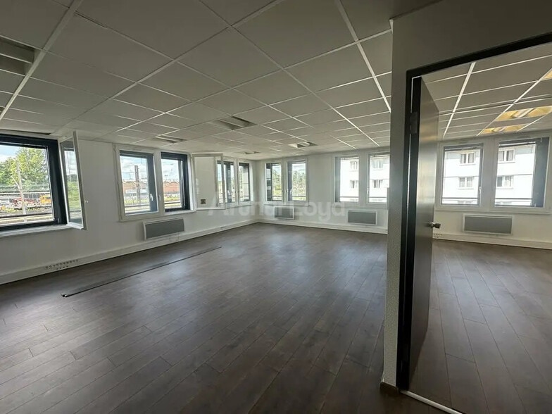 Office in Strasbourg for lease - Building Photo - Image 2 of 9