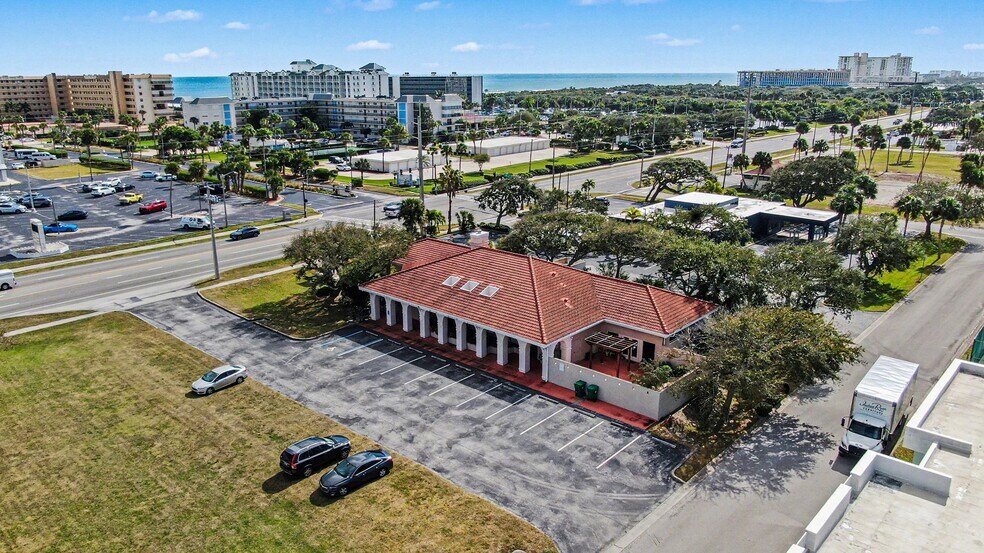1727 N Atlantic Ave, Cocoa Beach, FL à louer - Photo du bâtiment - Image 3 de 24