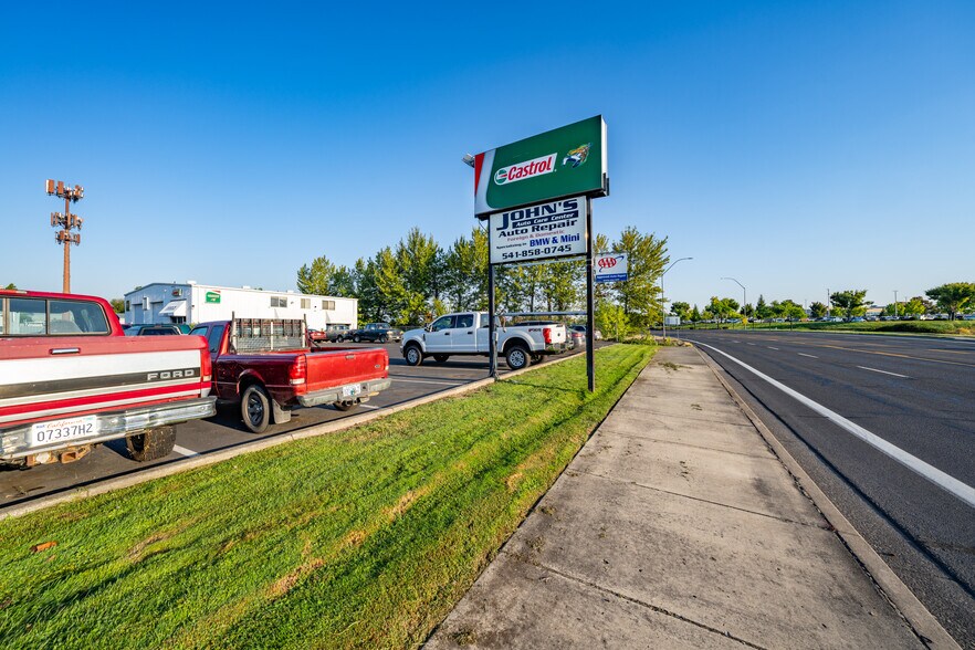 3311 Biddle Rd, Medford, OR à vendre - Photo du bâtiment - Image 2 de 63