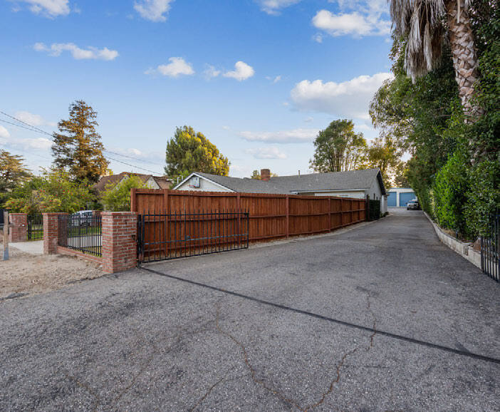 10547 Oklahoma Ave, Chatsworth, CA for sale - Primary Photo - Image 2 of 17