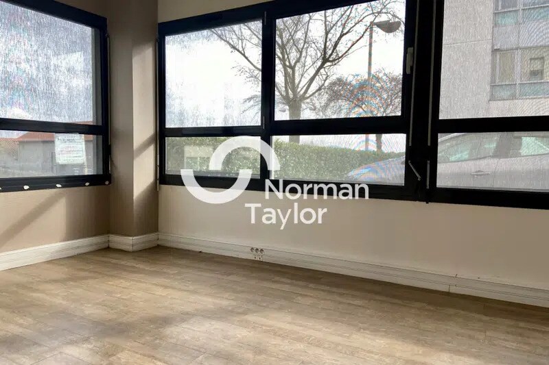 Office in Limas for lease Interior Photo- Image 1 of 6