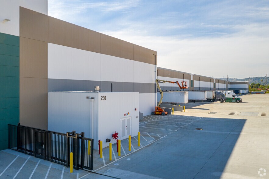 4260 N Harbor Blvd, Fullerton, CA à louer - Photo du bâtiment - Image 3 de 36