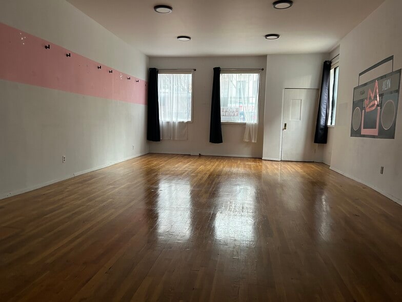 1067 Manhattan Ave, Brooklyn, NY for lease - Interior Photo - Image 2 of 5