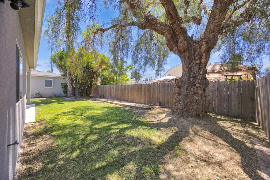456 N Batavia St, Orange, CA à vendre - Photo du bâtiment - Image 2 de 37