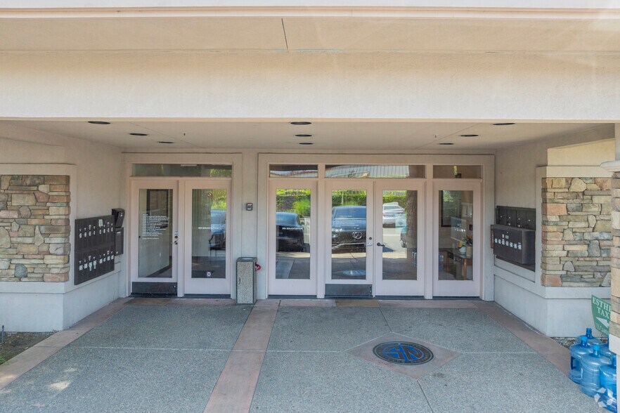 135 Camino Dorado, Napa, CA à louer - Photo du bâtiment - Image 2 de 24