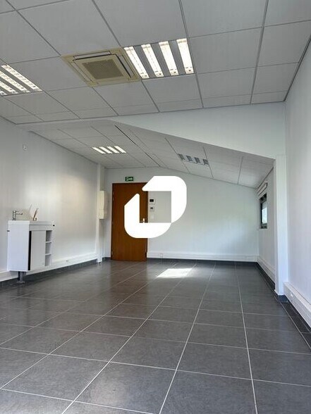 Office in Chambourcy for lease - Interior Photo - Image 3 of 6