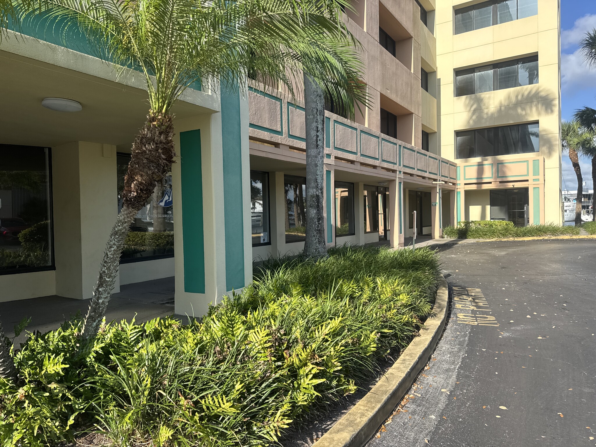 915 Middle River Dr, Fort Lauderdale, FL for lease Interior Photo- Image 1 of 7
