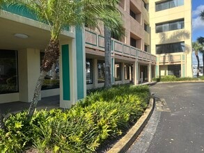 915 Middle River Dr, Fort Lauderdale, FL for lease Interior Photo- Image 1 of 7