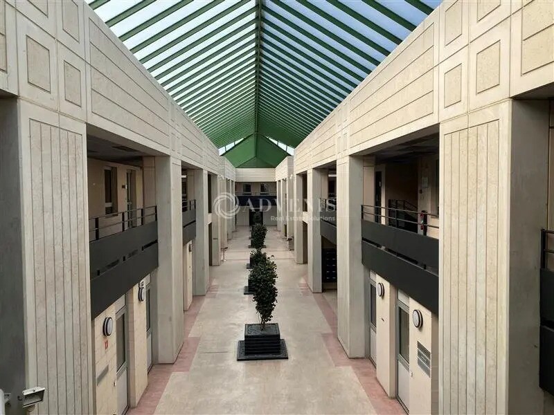 Bureau dans Montigny-le-Bretonneux à louer Hall d’entrée- Image 1 de 8