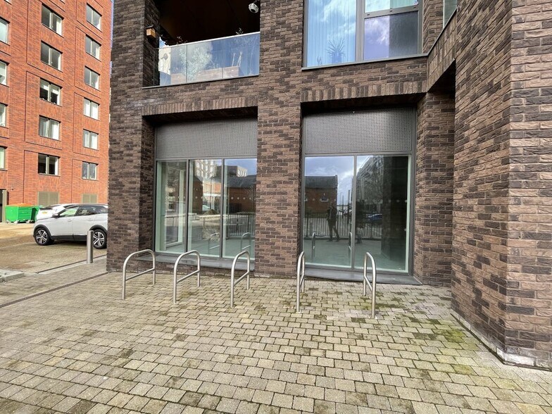 27 Shackleton Way, Londres à louer - Photo du bâtiment - Image 3 de 7