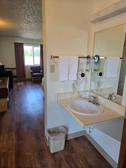 223 Santa Fe Ave, Alamosa, CO à vendre - Photo intérieure - Image 2 de 13
