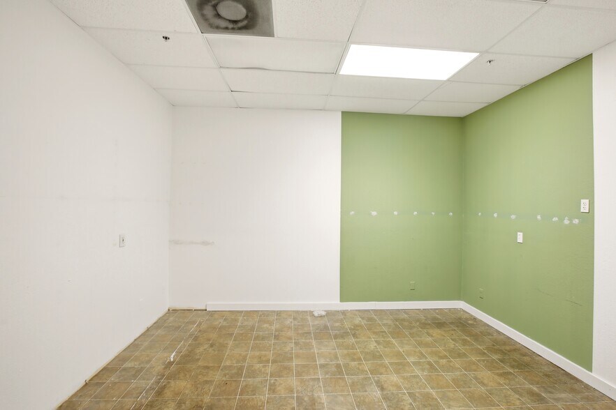 12951 Metro Pkwy, Fort Myers, FL à louer - Photo du bâtiment - Image 3 de 10