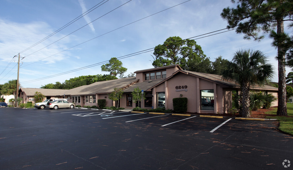 6249 Presidential Ct, Fort Myers, FL à vendre - Photo du bâtiment - Image 1 de 1