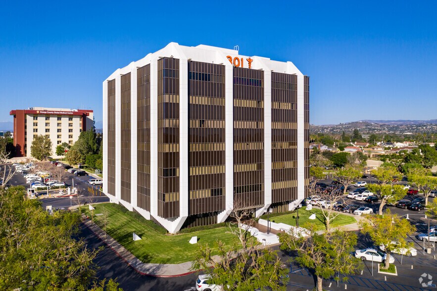 801 N Tustin Ave, Santa Ana, CA à louer - Photo du bâtiment - Image 1 de 5