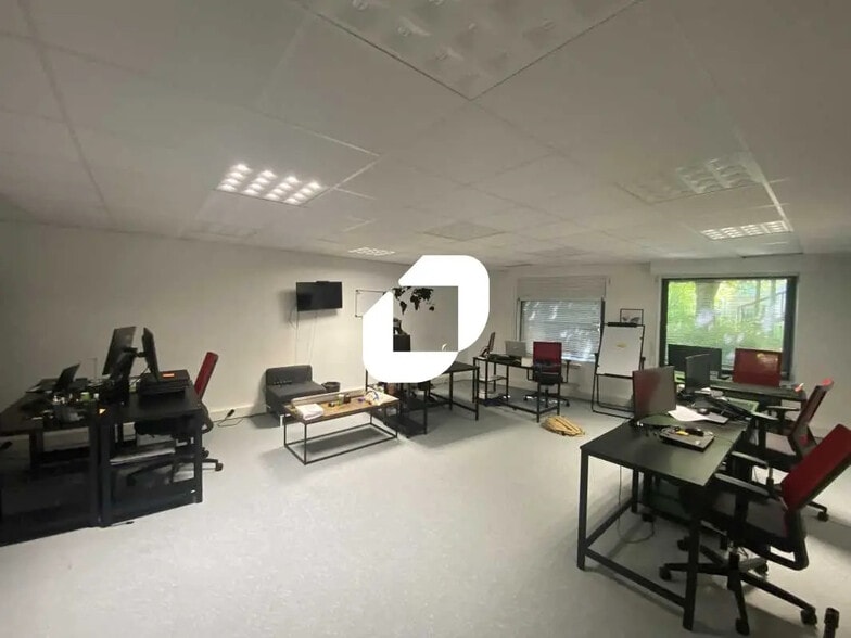 Office in Cergy for lease - Interior Photo - Image 1 of 9
