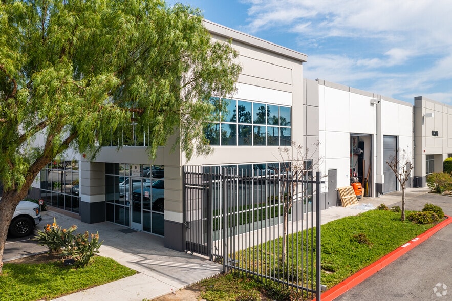 9220-9268 1/2 Hall Rd, Downey, CA for lease - Building Photo - Image 3 of 35