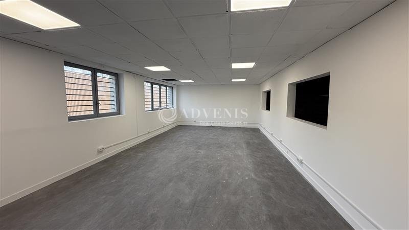 Flex in Émerainville for lease - Interior Photo - Image 3 of 7