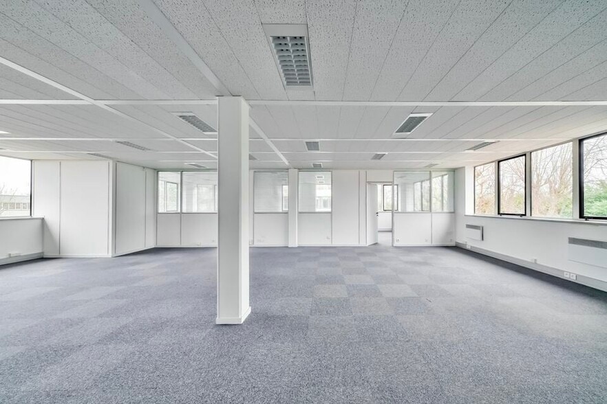 Office in Saint-Thibault-des-Vignes for lease - Interior Photo - Image 3 of 7