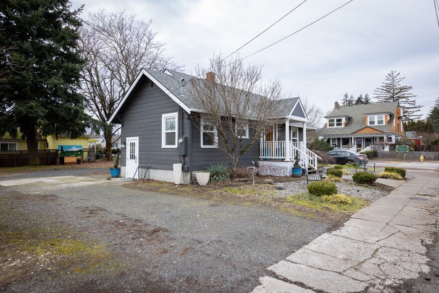 1215 B St, Hood River, OR à vendre - Photo du bâtiment - Image 3 de 54