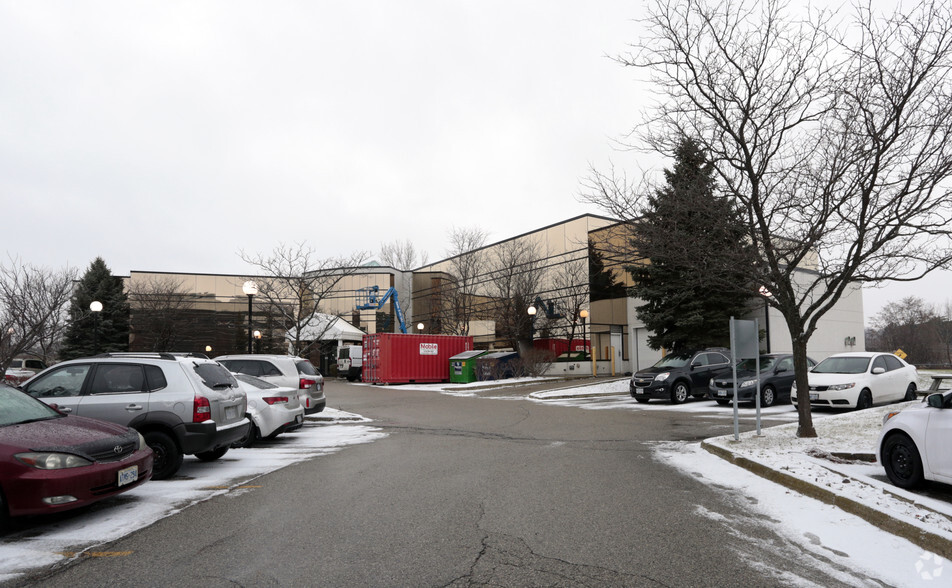 575 Riverbend Dr, Kitchener, ON for lease - Building Photo - Image 2 of 5