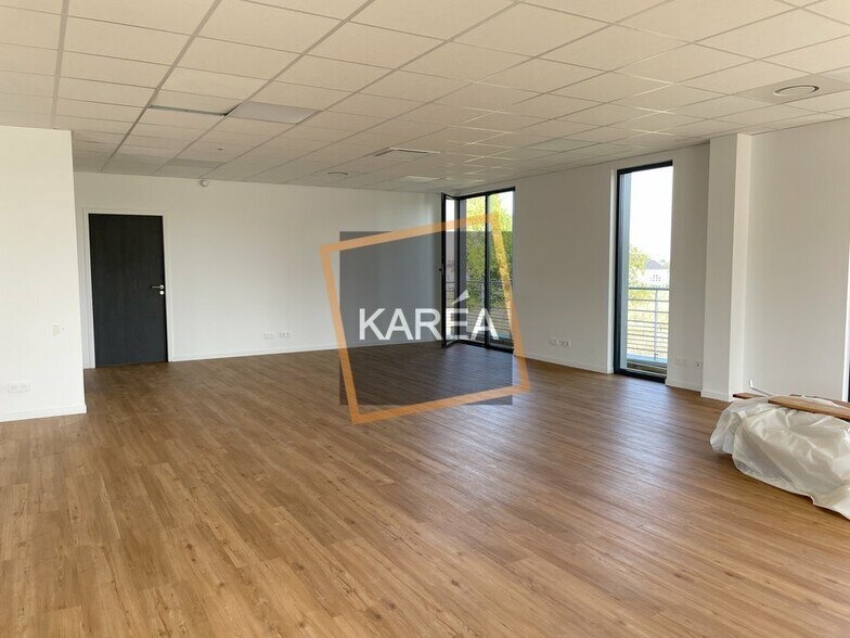 Flex in Chanteloup-en-Brie for lease - Interior Photo - Image 2 of 5