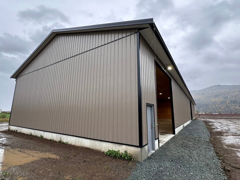 2002 Dixon Rd, Abbotsford, BC for lease - Primary Photo - Image 1 of 1