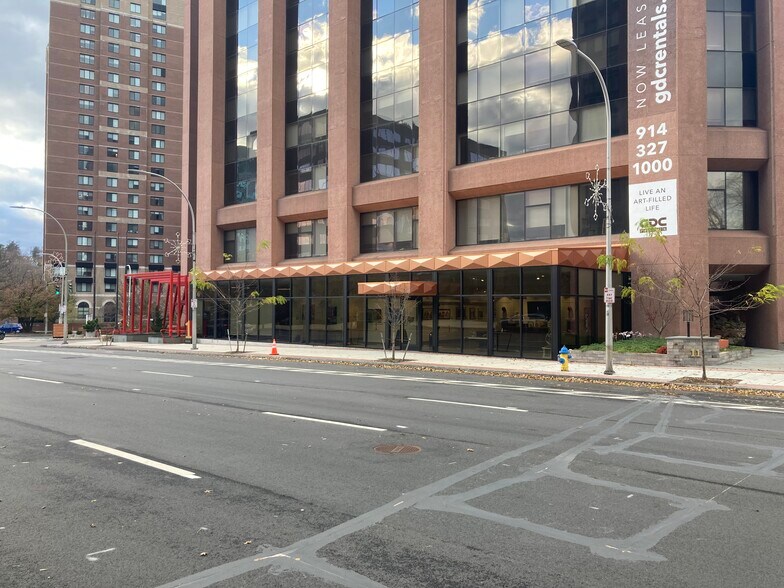 1 Martine Ave, White Plains, NY à louer - Photo du bâtiment - Image 3 de 6