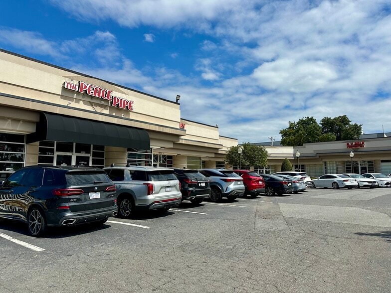 204 W Woodlawn Rd, Charlotte, NC for lease - Building Photo - Image 3 of 9