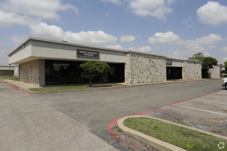220 Story Rd N, Irving, TX à louer - Photo du bâtiment - Image 2 de 9
