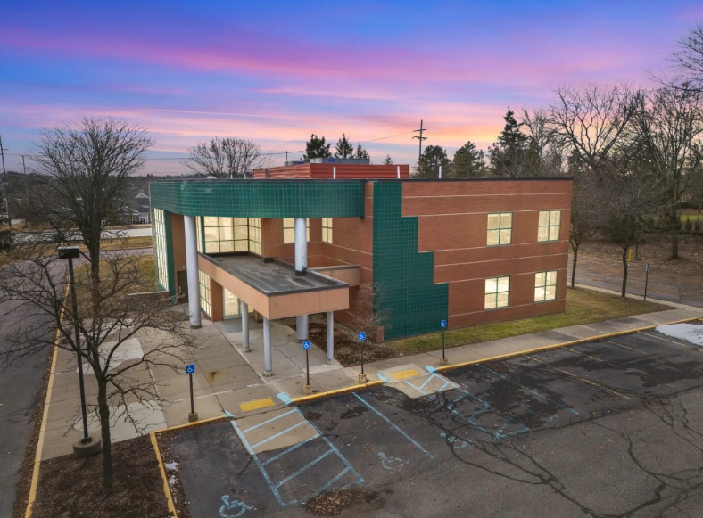 40000 Eight Mile Rd, Northville, MI à vendre Photo principale- Image 1 de 7