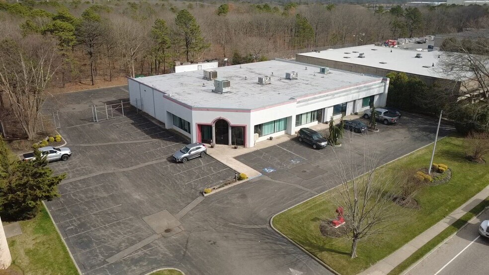 7 Old Dock Rd, Yaphank, NY à vendre - Vidéo sur l’inscription commerciale - Image 2 de 24