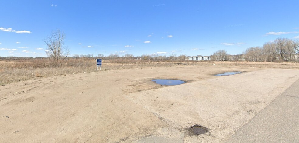 117XX Hanson Blvd, Coon Rapids, MN à vendre - Photo du bâtiment - Image 2 de 6