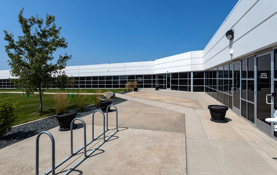 12150 Meredith Dr, Urbandale, IA à louer - Photo du bâtiment - Image 3 de 15