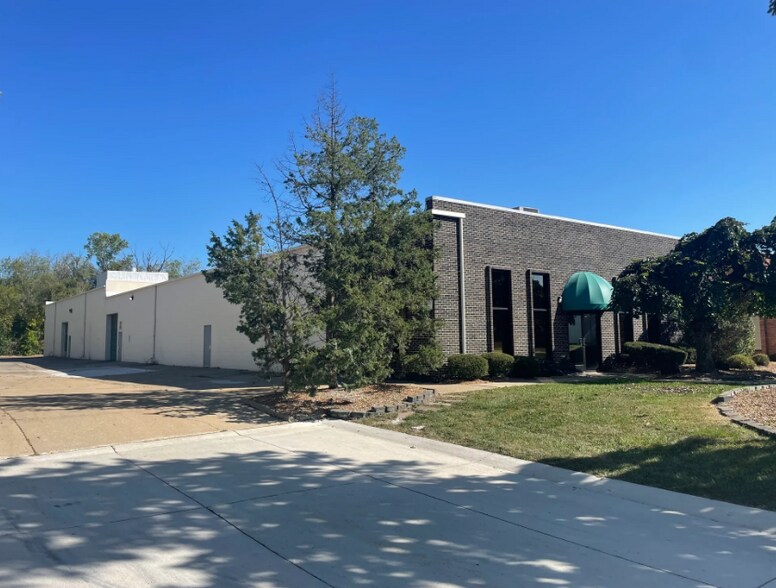 710-712 Minnesota Dr, Troy, MI à vendre - Photo du bâtiment - Image 2 de 7