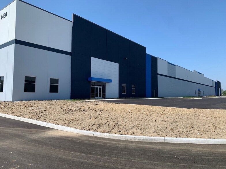 Ronald Reagan Pky, Brownsburg, IN à louer - Photo du bâtiment - Image 1 de 2