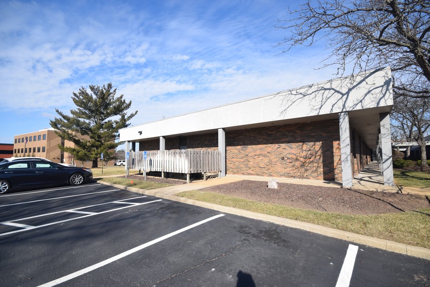 634-680 Office Pky, Creve Coeur, MO for lease - Building Photo - Image 2 of 5