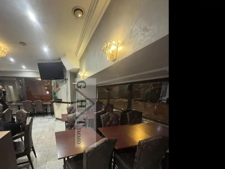 Retail in Maisons-Alfort for lease - Interior Photo - Image 1 of 9