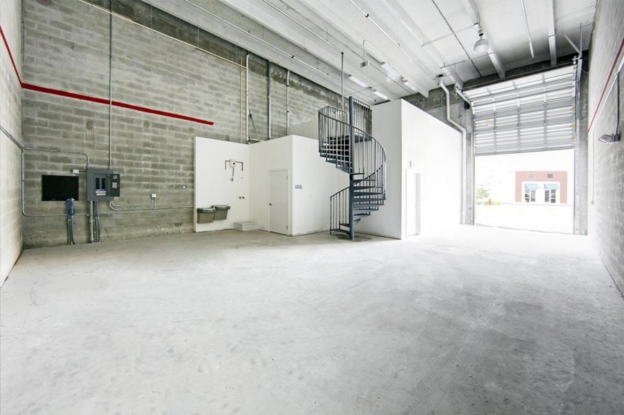 2355 NW 70th Ave, Miami, FL à louer - Photo du bâtiment - Image 2 de 11
