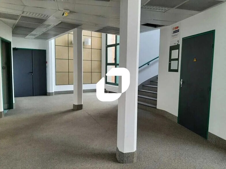 Office in Trappes for lease - Lobby - Image 3 of 8