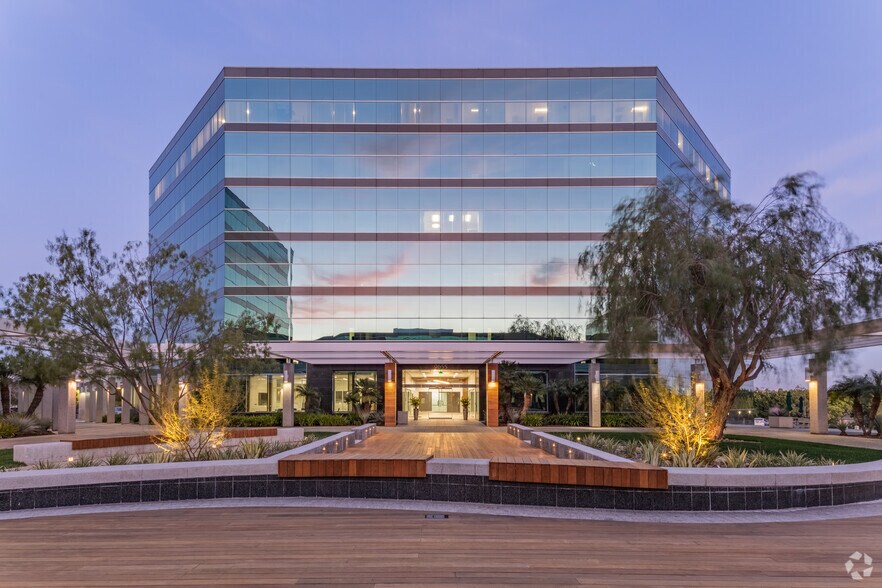 9655 Granite Ridge Dr, San Diego, CA à louer - Photo du bâtiment - Image 1 de 66